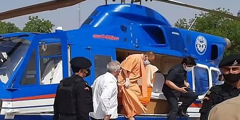 உ.பி: முதல்வர் யோகி ஆதித்யநாத் சென்ற ஹெலிகாப்டர் அவசரமாக தரையிறக்கம் - என்ன காரணம்?