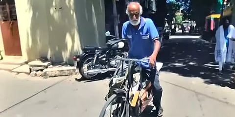 ஒற்றைக் கையுடன் சைக்கிள் ஓட்டி வாழ்க்கையை நகர்த்தும் பெரியவரின் கதை