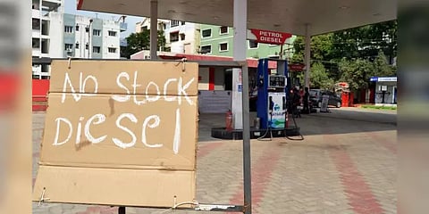 “ஸ்டாக் இல்லை” - தெலுங்கானா, கர்நாடகாவில் பெட்ரோல், டீசல் தட்டுப்பாடு! என்ன காரணம்?