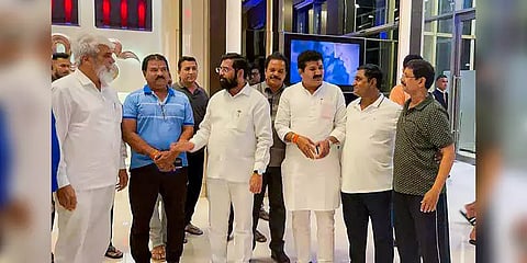 ‘ஸ்டார் ஹோட்டல்தான்.. ஆனா பில் கட்டல’- மும்பை அதிருப்தி எம்எல்ஏக்களுக்கு பின்னால் யார்?