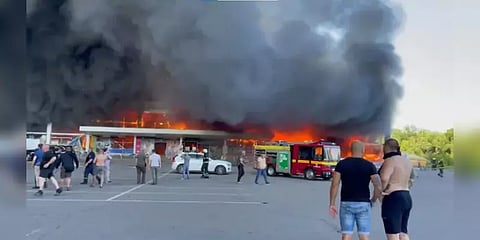 உக்ரைன் வணிக வளாகம் மீது ரஷ்யா ஏவுகணை தாக்குதல்: 16 பேர் பலி! 50பேர் படுகாயம்!