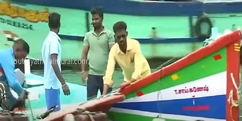 காசிமேடு: கடலுக்குள் கவிழ்ந்த படகு.. நடுக்கடலில் தத்தளித்த மீனவர்கள்.. நடந்தது என்ன?