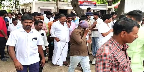 கிழிக்கப்பட்ட சட்டை.. ரத்த காயம்.. திமுக நிர்வாகி மீது தாக்குதல் - குன்றத்தூரில் பரபரப்பு