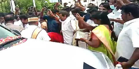 மேயருக்கான ஆடையிலேயே உதயநிதி காலில் விழுந்த தஞ்சை மேயர்!