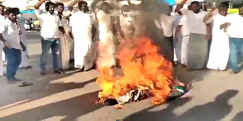 முதுகுளத்தூர்: ஓபிஎஸ் ஆதரவாளர்களின் ஆர்பாட்டத்தில் இபிஎஸ் உருவ பொம்மை எரிப்பு