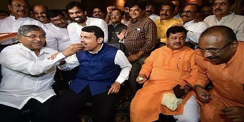 உத்தவ் தாக்கரே ராஜினாமாவால் பாஜகவினர் கொண்டாட்டம் - முதல்வராகிறார் ஃபட்னாவீஸ்