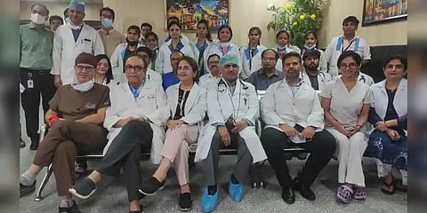 குடும்பத்தில் எல்லோருமே மருத்துவர்கள்.. 102 ஆண்டுகளாக சேவையாற்றும் மருத்துவ குடும்பம்!