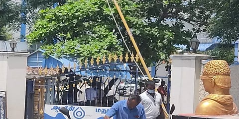 மதுரை: திமுக கொடி கட்டப்பட்ட காரில் ஆவின் பால் பொருட்கள் சென்றதாக சர்ச்சை