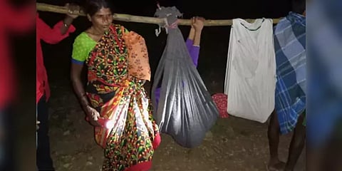 கர்நாடகாவில் 8 கி.மீ தூரம் கர்ப்பிணியை தொட்டில் கட்டி உறவினர்கள் சுமந்து சென்ற அவலம்!