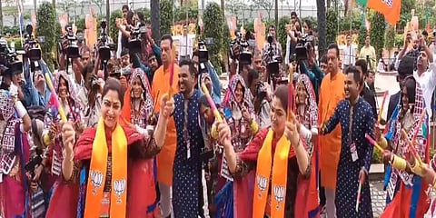 தெலங்கானாவில் பாஜக தேசிய செயற்குழு கூட்டம் - நடனமாடி குஷ்பூ உற்சாகம்