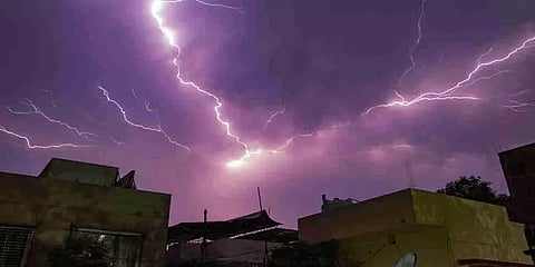 மின்னல் தாக்கியதன் விபரீதம் - ஒரே நாளில் 10 பேர் பலி