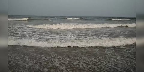 மெரினா கடலில் குளித்த 12 ஆம் வகுப்பு மாணவன், கல்லூரி மாணவர் பலி.!