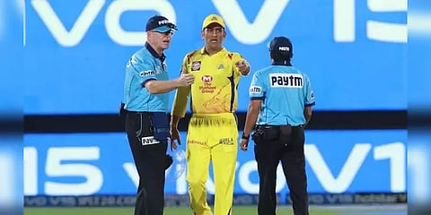 தோனி மீது இவ்வளவு சர்ச்சைகளா?.. களத்தில் நிகழ்ந்த டாப் 5 தரமான சம்பவங்கள்!