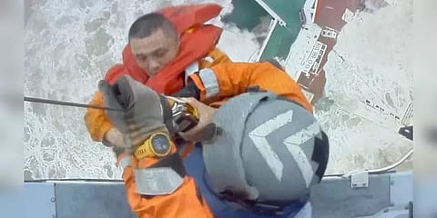 புயலின் தாக்கத்தால் இரண்டாக உடைந்து மூழ்கிய கப்பல்! மூவர் மீட்பு! 20 பேர் மாயம்?