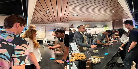 'என்னது காஃபி ஷாப் ஊழியரா இல்ல ட்விட்டர் சிஇஓவா'-பார்ப்போரை ஷாக்காக வைக்கும் புகைப்படங்கள்