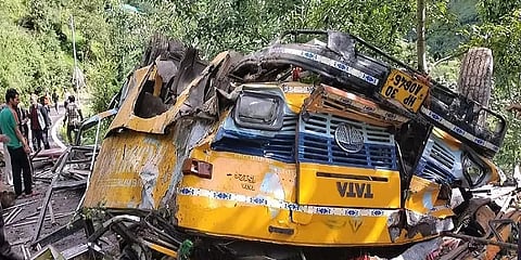 பள்ளத்தில் கவிழ்ந்த பேருந்து... பள்ளி மாணவர்கள் உட்பட 16 பேர் உயிரிழப்பு