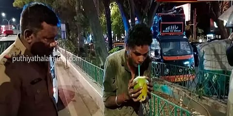 வலிப்பு வந்ததால் சாலையில் கீழே விழுந்து துடித்த நபர் - காவலர்களின் நெகிழ்ச்சி செயல்