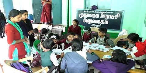 நீலகிரி: ஊராட்சி அலுவலம் முன்பு அமர்ந்து படிக்கும் மாணவர்கள் - காரணம் இதுதான்!