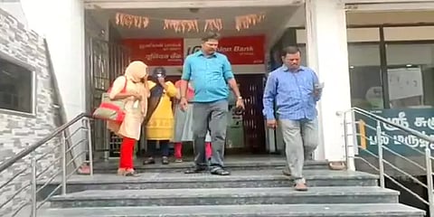 வெளியே பெயருக்கு மசாஜ் சென்டர்.. உள்ளே ஆன்லைன் மூலம் பாலியல் தொழில் - பெண்கள் கைது