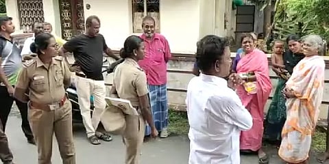 மொபெட்டில் சென்ற ஓய்வுபெற்ற வங்கி ஊழியர் - காரில் வந்த மர்மநபர்கள் கடத்தி நகைகள் கொள்ளை