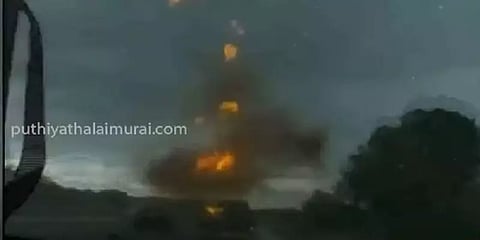 சாலையில் சென்ற டிரக் மீது பாய்ந்த மின்னல் - பெண் எடுத்த பதைபதைக்க வைக்கும் வீடியோ