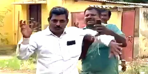 மதுபோதையில் ரகளை செய்த தலைமையாசிரியர்.. மிரண்டு போன கல்வி அலுவலர்கள்!