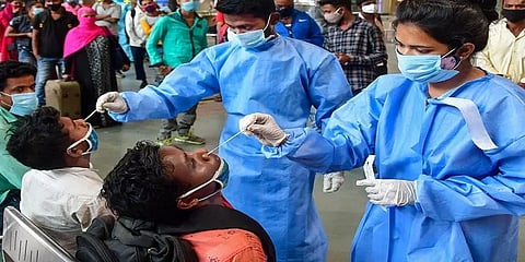 அதிகரிக்கும் கொரோனா: இணை நோய்கள், கோவிட் தொற்றால் உயரும் வயது முதிர்ந்தோர் உயிரிழப்புகள்