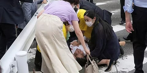 துப்பாக்கியால் சுடப்பட்ட ஜப்பான் முன்னாள் பிரதமர் ஷின்சோ அபே... உயிருக்கு ஆபத்தான நிலை?