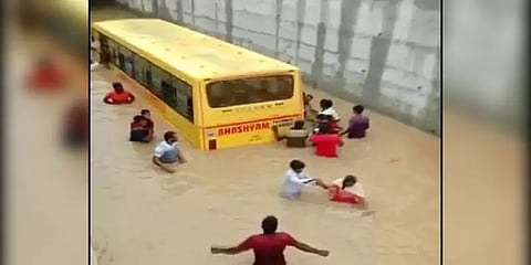 மேம்பாலத்தின்கீழ் தேங்கிய நீரில் சிக்கிய பள்ளிப்பேருந்து! மாணவர்களை மக்கள் மீட்ட வீடியோ!