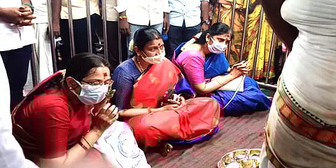 மேல்மலையனூர் அங்காளம்மன் திருக்கோயிலில் சாமி தரிசனம் செய்த துர்கா ஸ்டாலின்