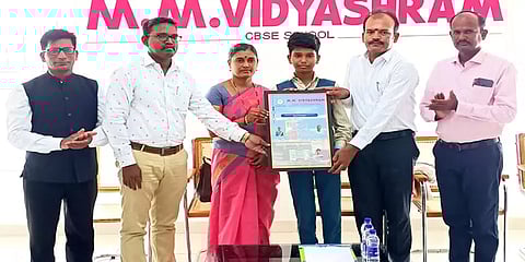 தூத்துக்குடி: 1330 குறள்களை 32 நிமிடங்களில் ஒப்பித்து சாதனை - பள்ளி மாணவனுக்கு பாராட்டு