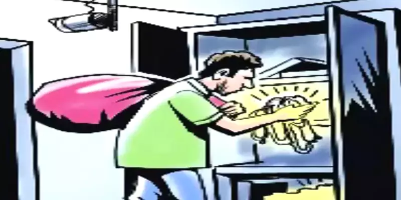 நகைகளை கழற்றி வைத்துவிட்டு தூங்கிய தொழிலதிபருக்கு காத்திருந்த அதிர்ச்சி!