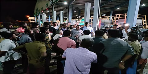 சுங்கச்சாவடியில் சசிகலா காரின் கண்ணாடியில் விரிசல் - ஆதரவாளர்கள் திடீர் மறியல்!