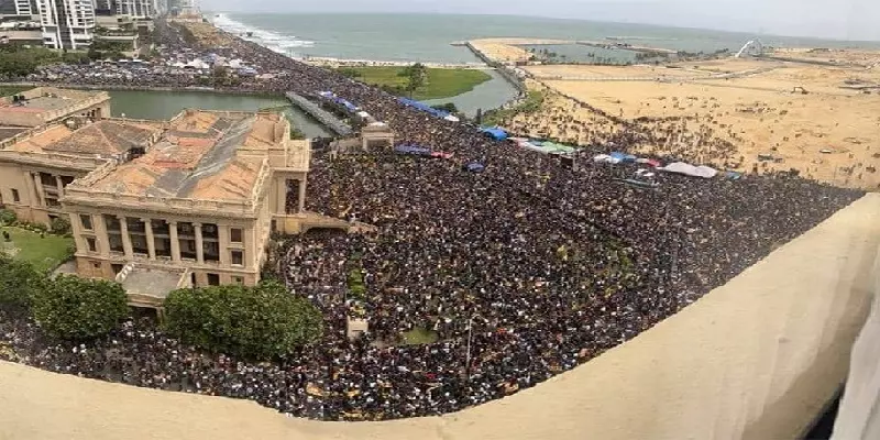 மாளிகையை விட்டு ஓடிய அதிபர் கோட்டாபய... நீச்சல் குளத்தில் நீராடிய போராட்டக்காரர்கள்!