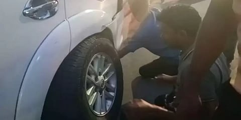 மேம்பாலத்தின்மீது திடீரென கழன்ற கார் டயர் - நூலிழையில் தப்பிய முன்னாள் எம்.எல்.ஏ மகன்