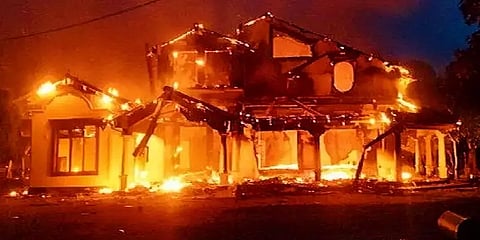 பிரதமர் ரணில் விக்ரமசிங்க வீட்டுக்கும் தீ வைப்பு - மக்கள் புரட்சியால் ஸ்தம்பிக்கும் இலங்கை