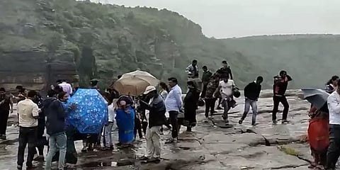 மனதைக் கவரும் கோகாக் நீர்வீழ்ச்சி... ஆபத்தை உணராமல் குளிக்கும் சுற்றுலாப் பயணிகள்