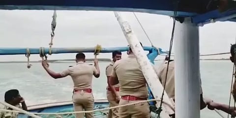 நடுக்கடலில் போலீஸ் குவிப்பு - தடை செய்யப்பட்ட வலைகள் பயன்படுத்தும் படகுகள் விரட்டியடிப்பு