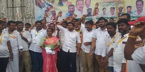 கூட்டம் முடியுமுன்னே பேனர்கள் கிழிக்கப்பட்டதால் பாஜகவினர் போராட்டம்.. வேலூரில் பரபரப்பு