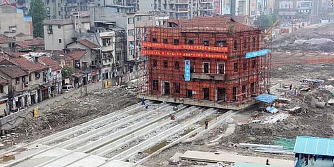 அசால்ட்டா நடந்து போன சீனாவின் நூற்றாண்டு பழைய கட்டடம்! ஆச்சர்யமளிக்கும் வாவ் வீடியோ