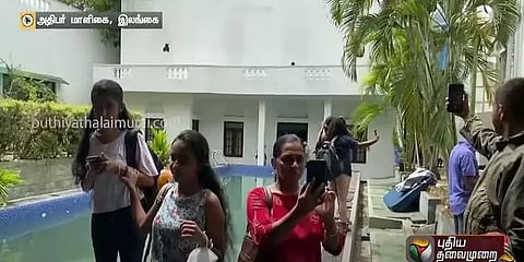 சுற்றுலாத் தலம் போல் மாறிய இலங்கை அதிபர் மாளிகை - செல்ஃபி எடுத்து உணவருந்தும் மக்கள்