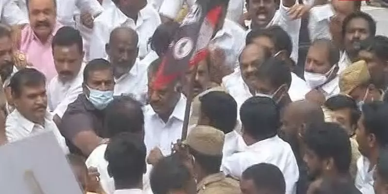 அதிமுக பொதுக்குழுவுக்கு அனுமதி வழங்கிய நீதிமன்றம்; கடும் மோதலுக்கிடையே பரபரப்பான தலைமையகம்