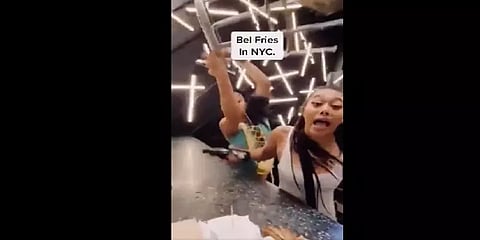 "எக்ஸ்ட்ரா சாஸுக்கு பில் போடுவியா?" ஓட்டலை அடித்து நொறுக்கிய பெண்கள்!