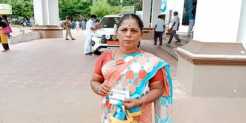 'இறந்து விட்டதாக ரேஷன் கார்டில் பெயர் நீக்கம்' - பெண் வேதனை