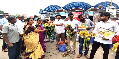 ‘பிளாஸ்டிக் பூ எதுக்கு? இந்தாங்க ரோஜா பூ’- விவசாயிகள் செய்த விழிப்புணர்வு