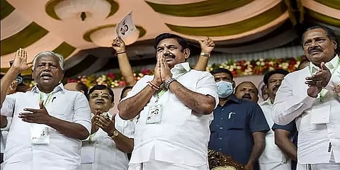 வேகம் காட்டும் இபிஎஸ் - பொதுக்குழு தீர்மானம் தேர்தல் ஆணையத்தில் தாக்கல்