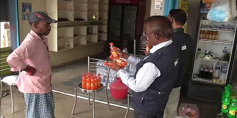 நாமக்கல்: குளிர்பானத்தில் மிதந்த பூச்சி - உணவு பாதுகாப்புத் துறை அதிகாரி சோதனை