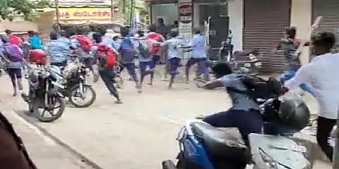 திருப்பூர்: கற்களை வீசி தாக்கிக் கொண்ட பள்ளி மாணவர்கள்