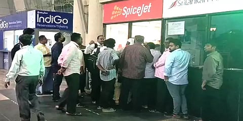 மதுரை டூ துபாய்: விமானத்திற்காக 16 மணி நேரம் காத்திருந்த பயணிகள் - காரணம் என்ன?