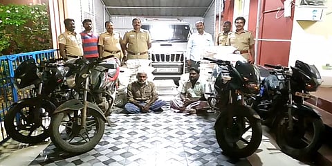 சீர்காழி: சொகுசு காரில் கடத்திவரப்பட்ட 2000 சாராய பாட்டில்கள் பறிமுதல் - இருவர் கைது